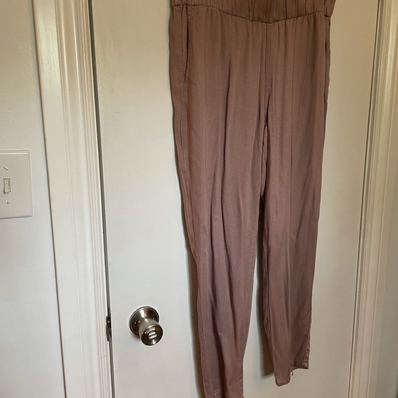 Celebrity Pink loose pant with tapered leg in a dusty pink - Picture 2 of 3